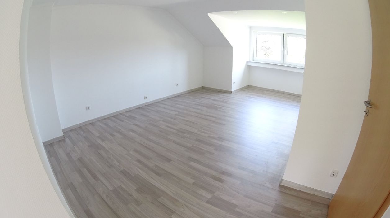 Dachzimmer mit neuem Laminatboden