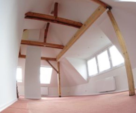 Ausgebautes Dachgeschoss mit Gauben und Holzbalken