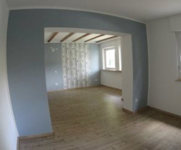 Wanddurchbruch mit farbig gestalteten Wänden