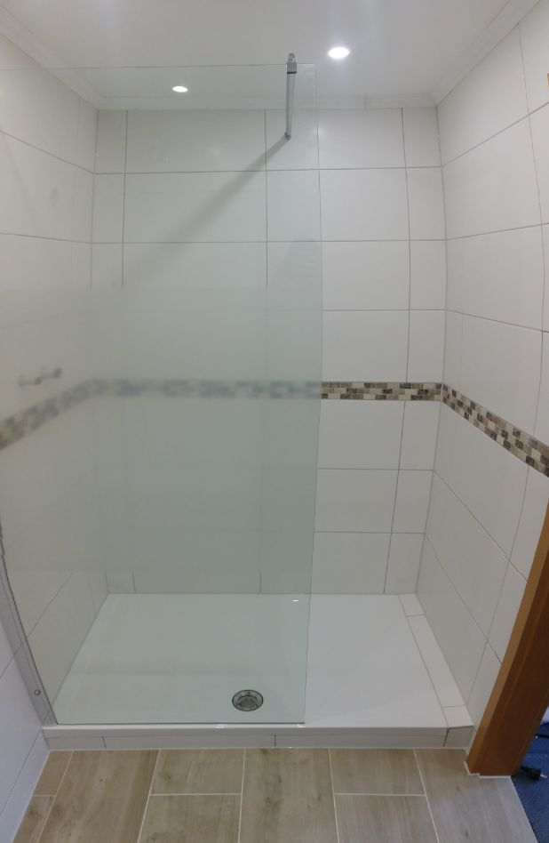 Bodengleiche Dusche mit Glaswand und Mosaikbordüre