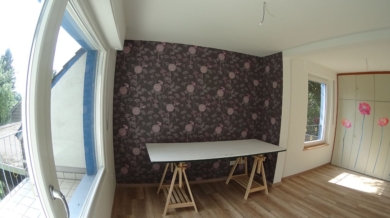Wand mit floraler Mustertapete