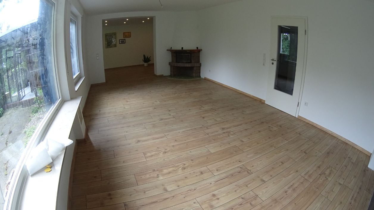 Großer Wohnraum mit neuem Boden in Dielenoptik